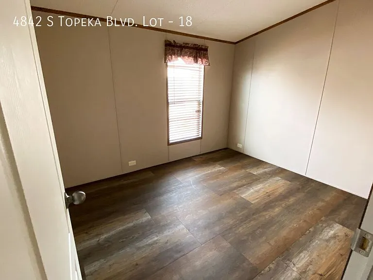 4842 S Topeka Blvd #18 — Photo 13