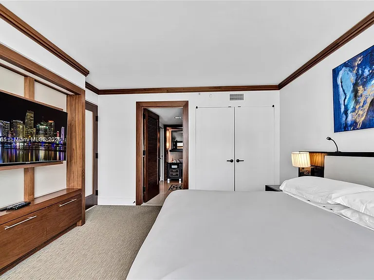 6801 Collins Ave #818 — Photo 11