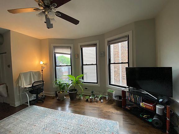 3rd image of 919 N Damen Ave #2R