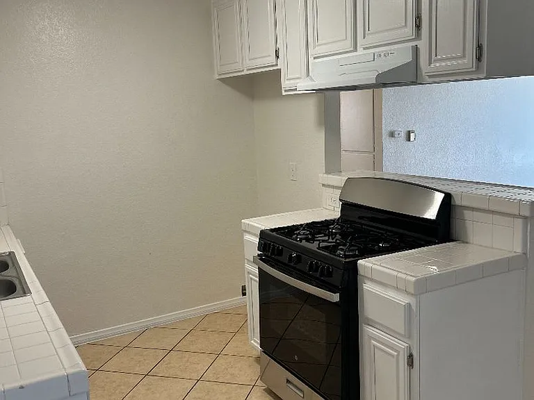 1594 Daly-Olive Apartments — Photo 5