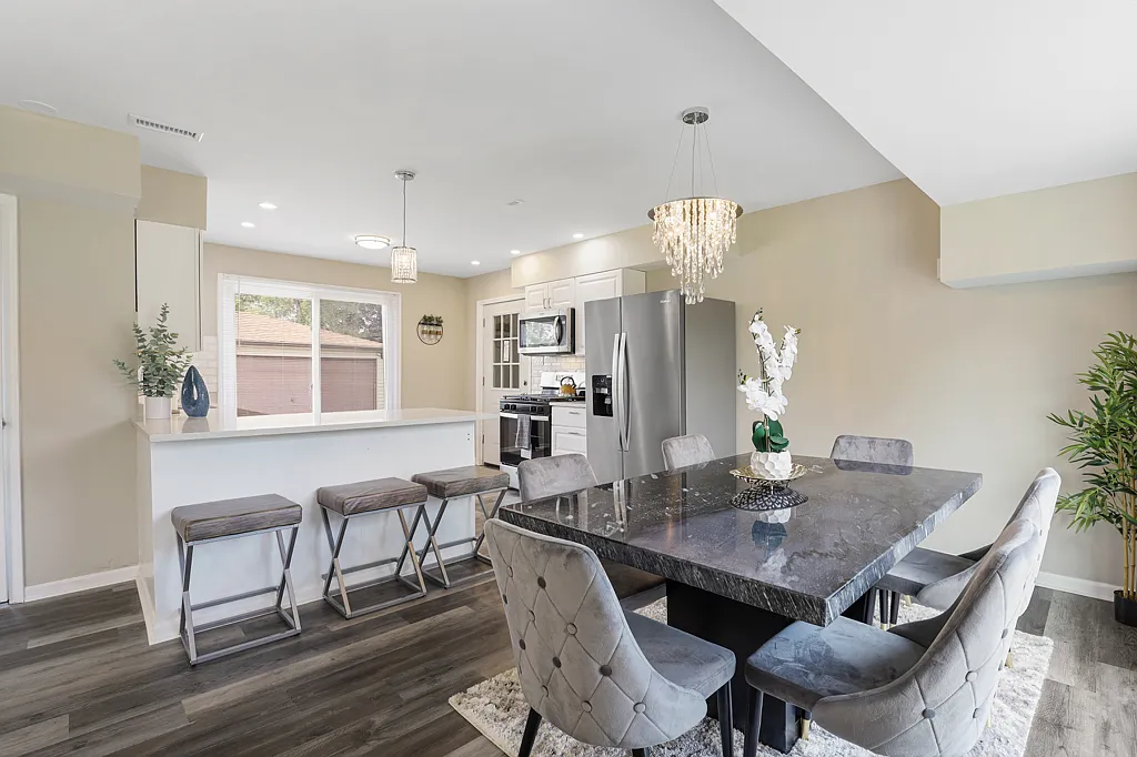 10308 W Lyndale Ave — Photo 2