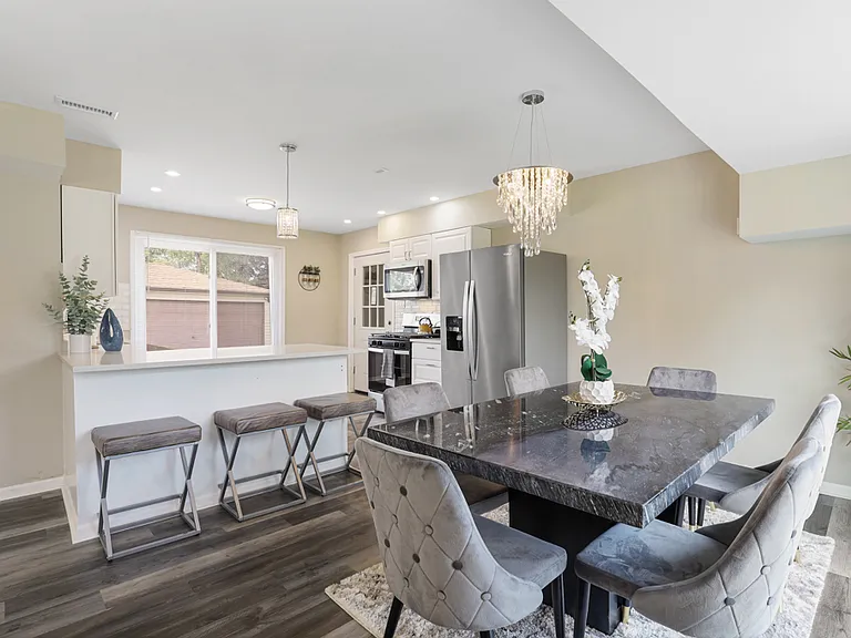10308 W Lyndale Ave — Photo 2