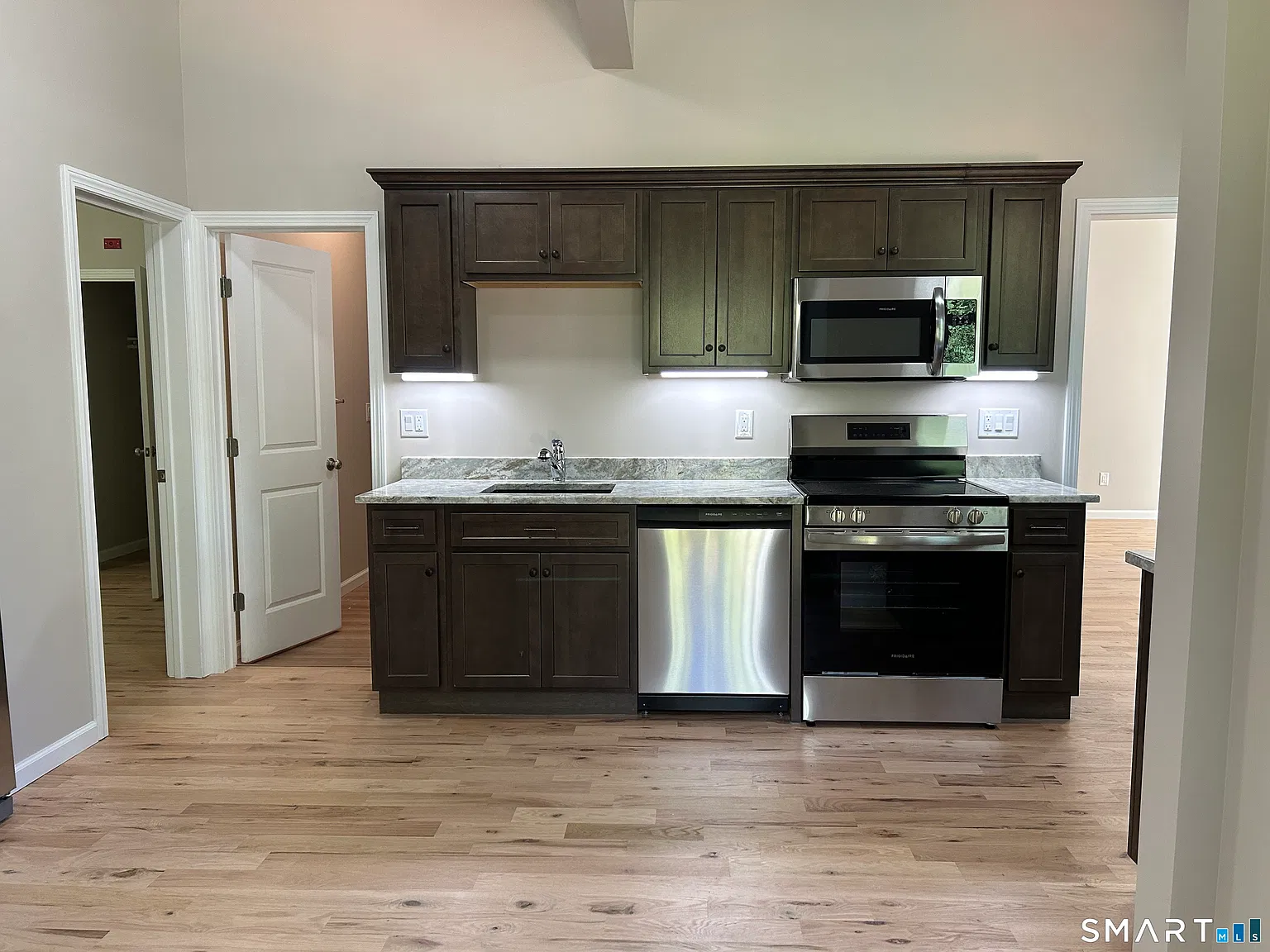 3 bed, 1.0 bath, 1300 sqft, $2,000 — Photo 3