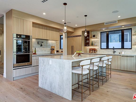 5th image of 846 Dickson St