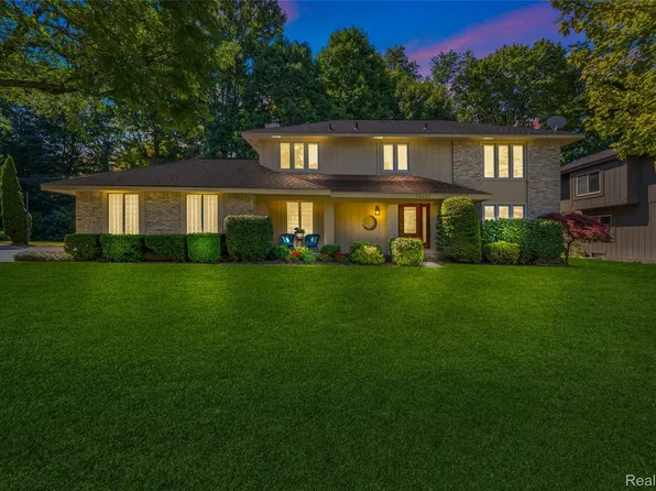 34451 Oak Forest Dr, Farmington Hills, MI 48331
