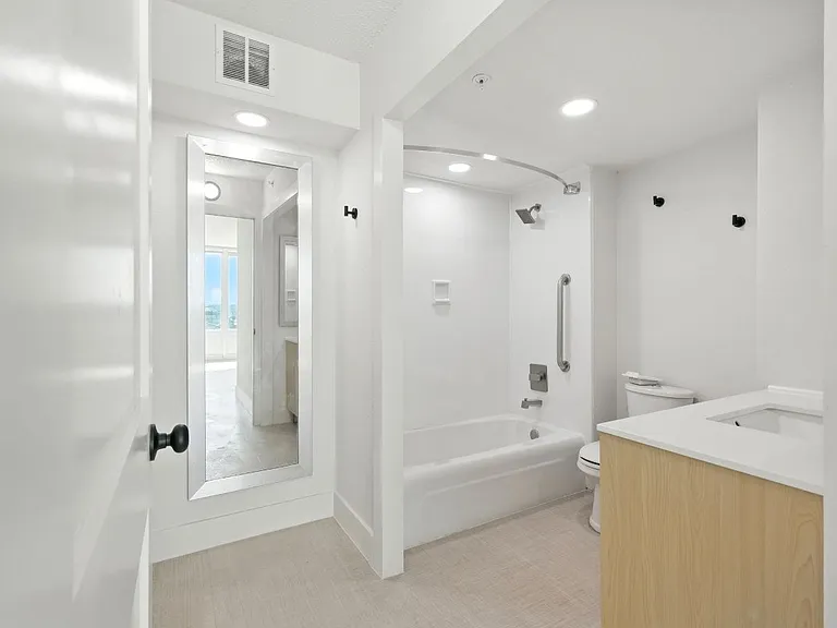 West 7th Apartments — Photo 31