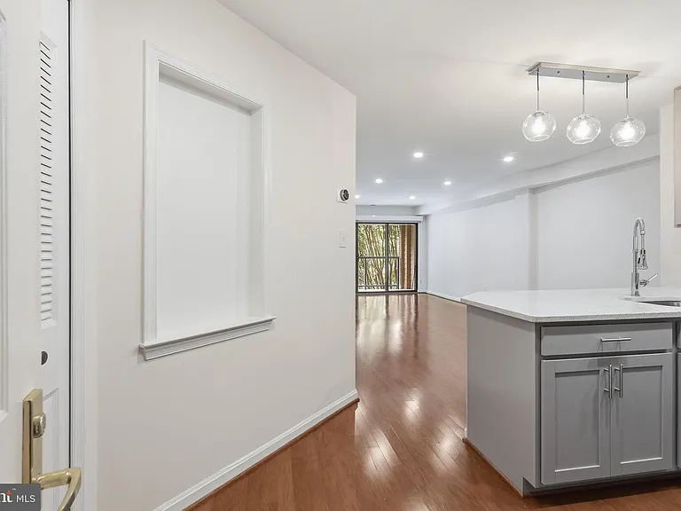 1029 N Stuart St #216 — Photo 5