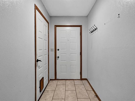 5th image of 210 NW Nottingham Ln