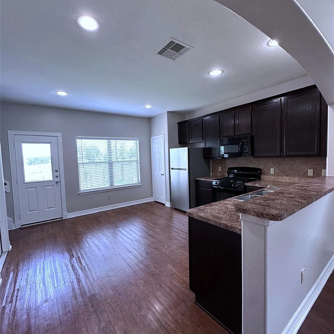 3 bed, 2.0 bath, 1248 sqft, $1,400 — Photo 3