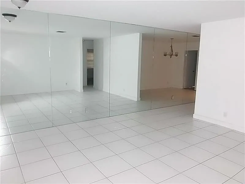 3 bed, 2.0 bath, 1455 sqft, $3,300 — Photo 3
