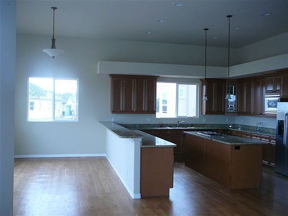 kitchen w/eating area