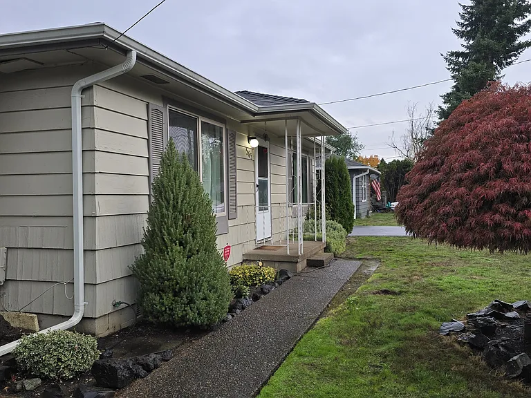 583 Delmar Dr N — Photo 2