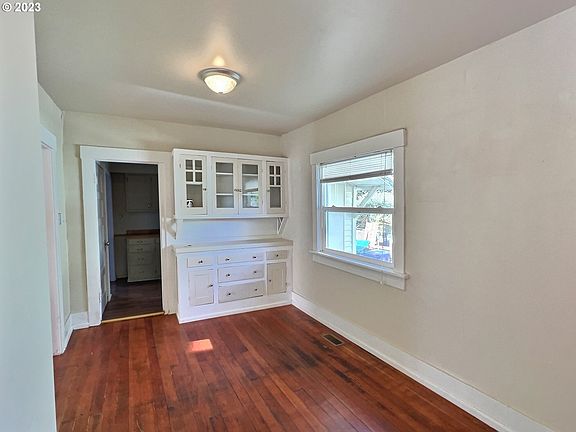 Dining Room>