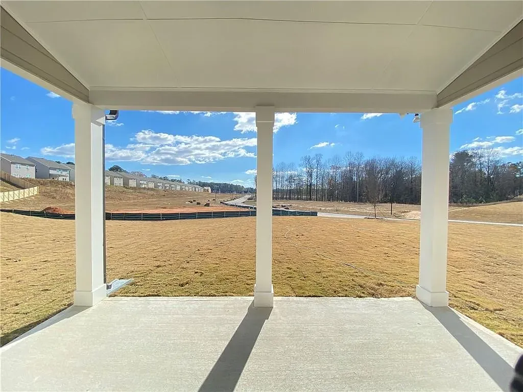 4 bed, 2424 sqft, $2,995 — Photo 4