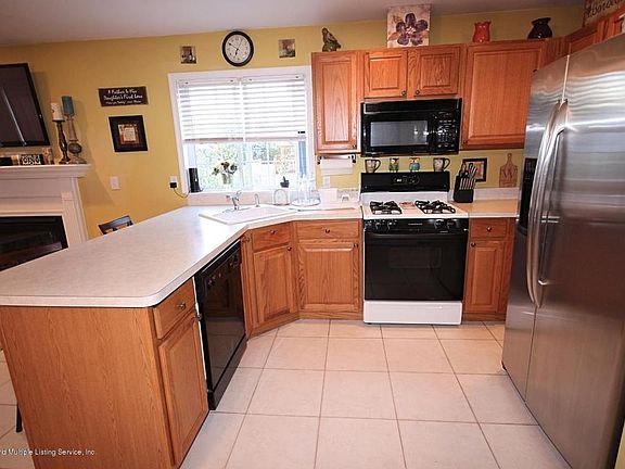4th image of 32 Kell Ave
