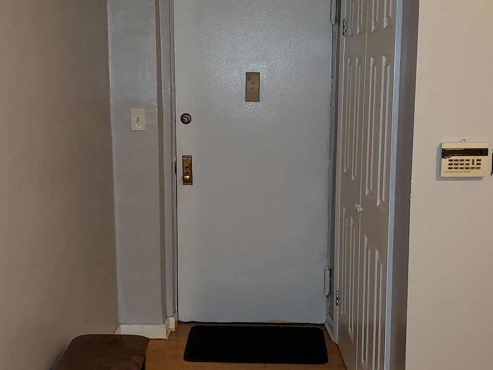 1st image of 1200 E 53rd St APT 1E