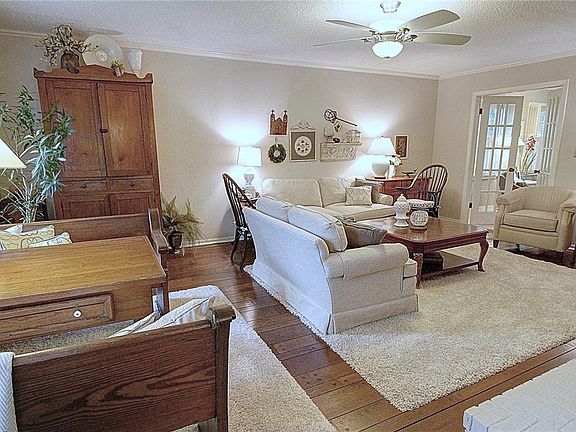 4th image of 1027 E Oaks Manor Dr