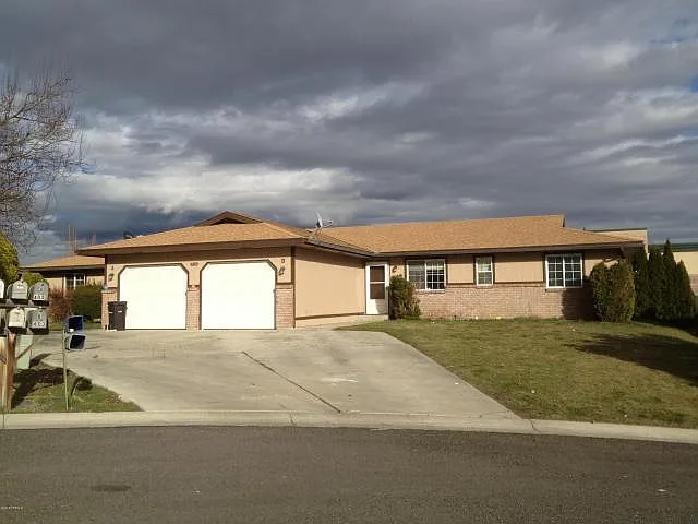 409 S 74th Ave photo 1