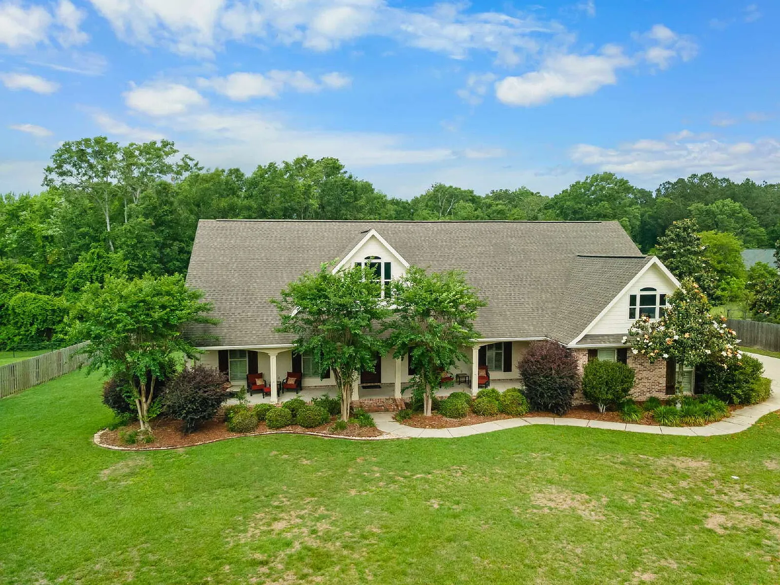3 bed, 3.0 bath, 2584 sqft, $2,750 — Photo 2