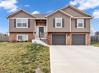 907 SW Chickadee Dr, Oak Grove, MO 64075