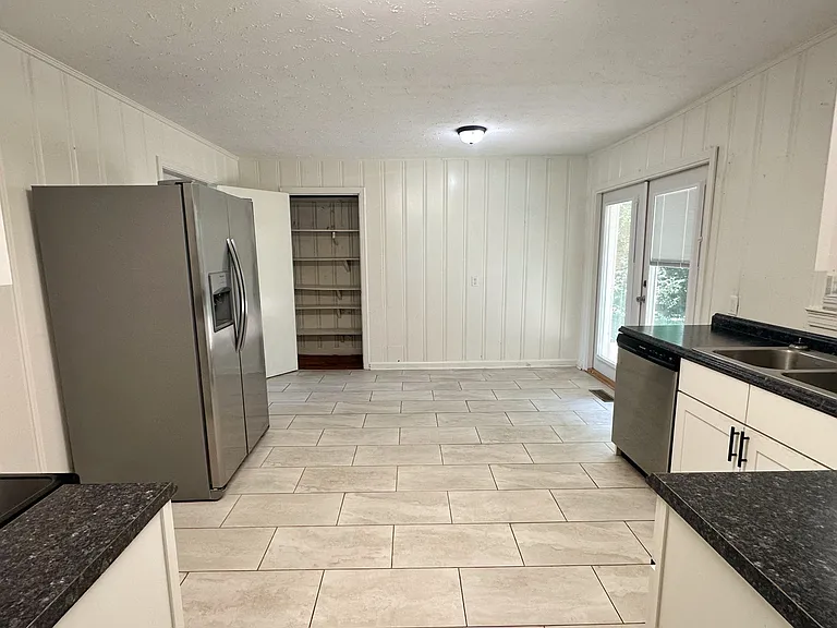 1703 Ryan Ave — Photo 5