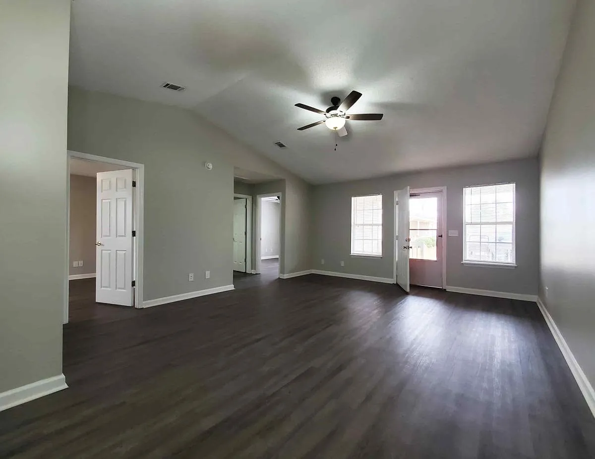 Holly Cove Apartments — Photo 2