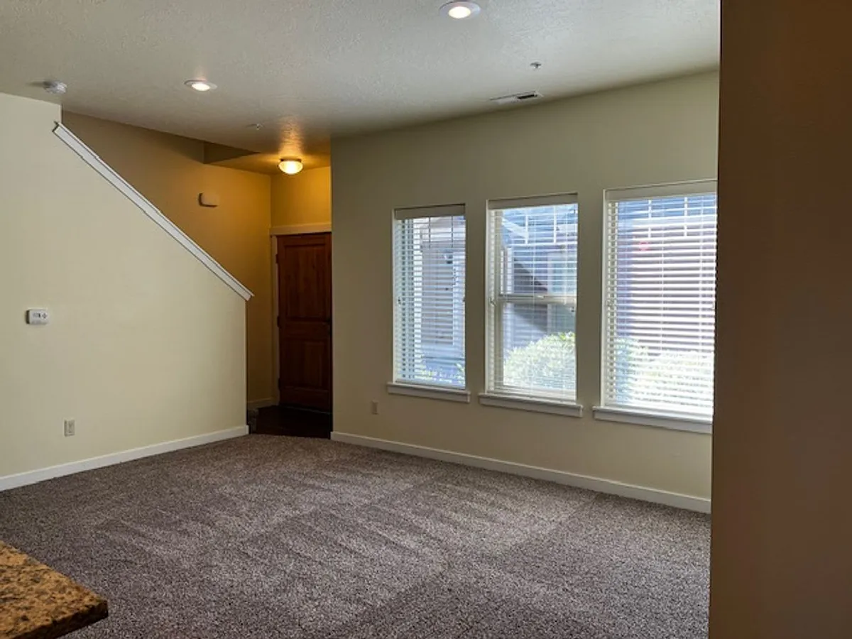 Building Photo - 1530 W Ann Taylor St #S