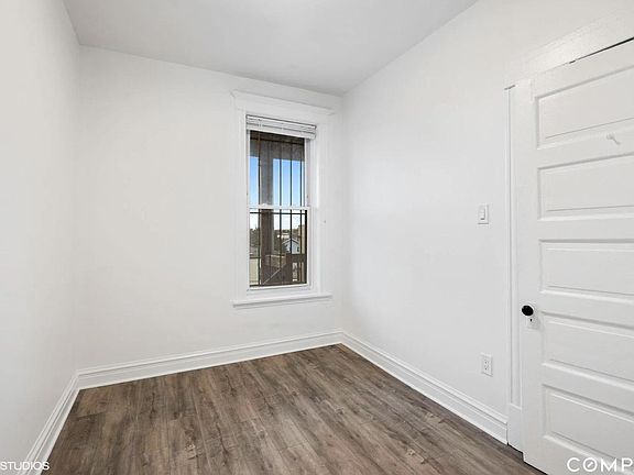 5th image of 2335 W Superior St APT 2R