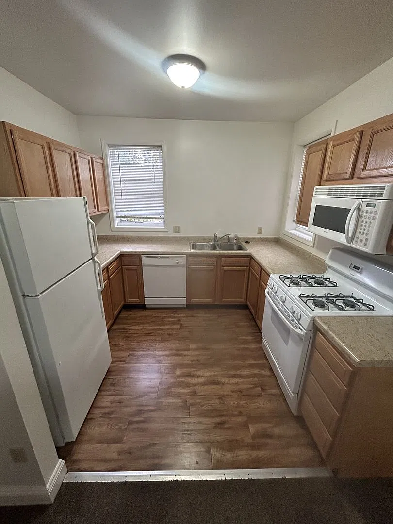 Spacious 2 Bedroom Apartment in Mt. Washington Walk to the T! — Photo 1