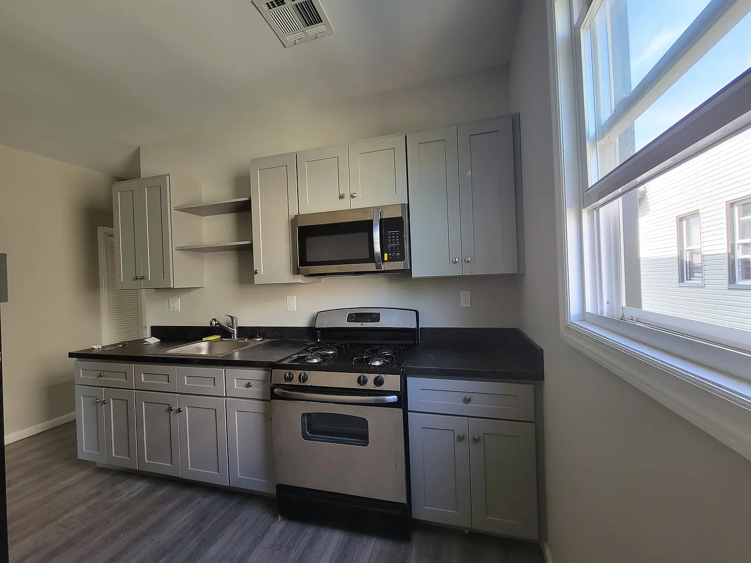 3 bed, 1050 sqft, $2,300 — Photo 1