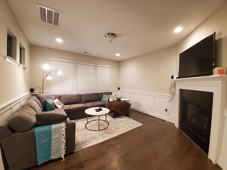 1013 Metropolitan Dr — Photo 11