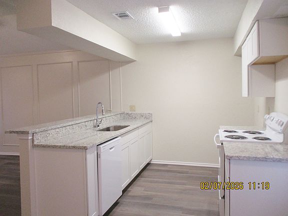 4th image of 19 Shady Valley Ct