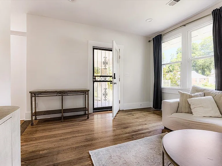 729 N Willett St — Photo 4