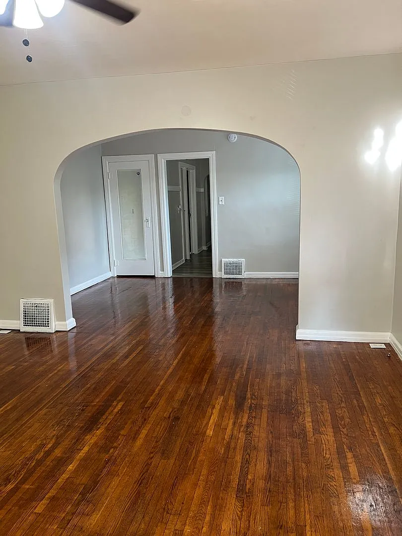 45 S Linwood Ave — Photo 2