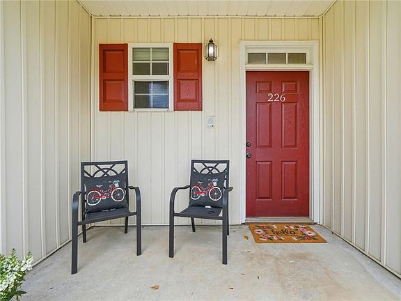 4th image of 226 Derby Ct