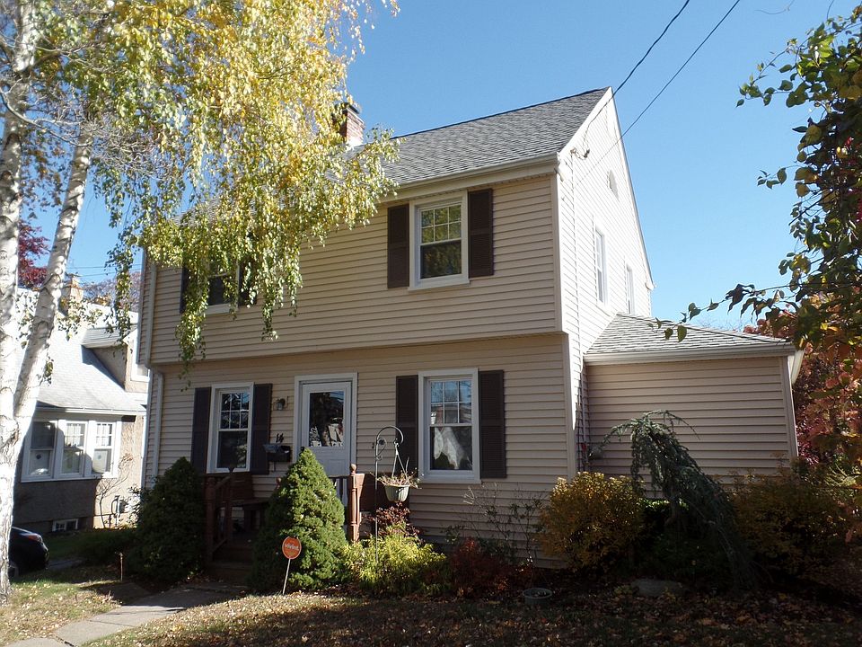 Charming Colonial in Paradise Green Area