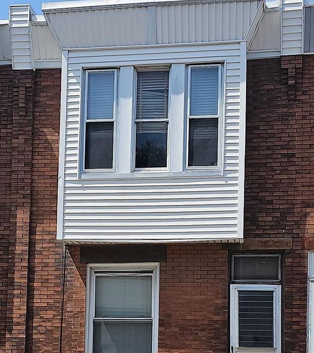 2nd image of 2048 E Victoria St