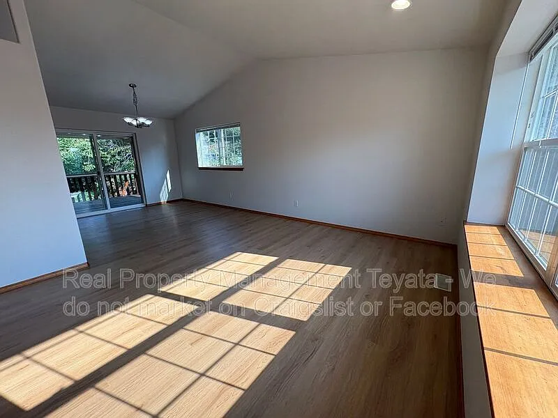 4 bed, 3.0 bath, 1680 sqft, $3,300 — Photo 3