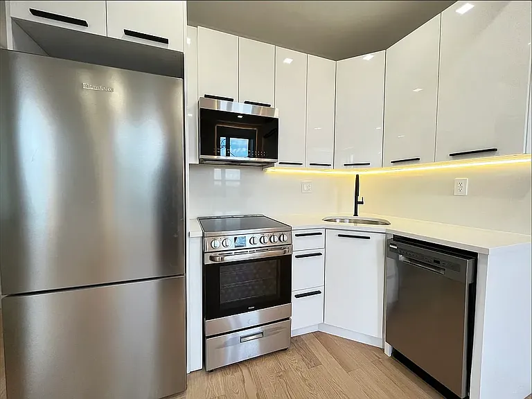 559 Clinton St #3 — Photo 4