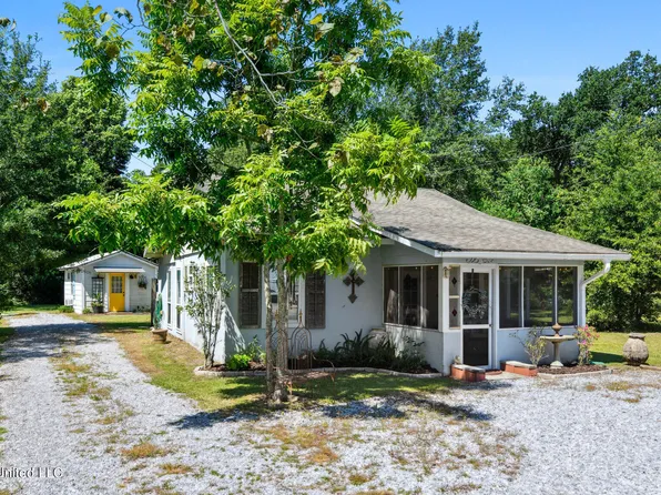 537 Meadow Ln, Waveland, MS 39576