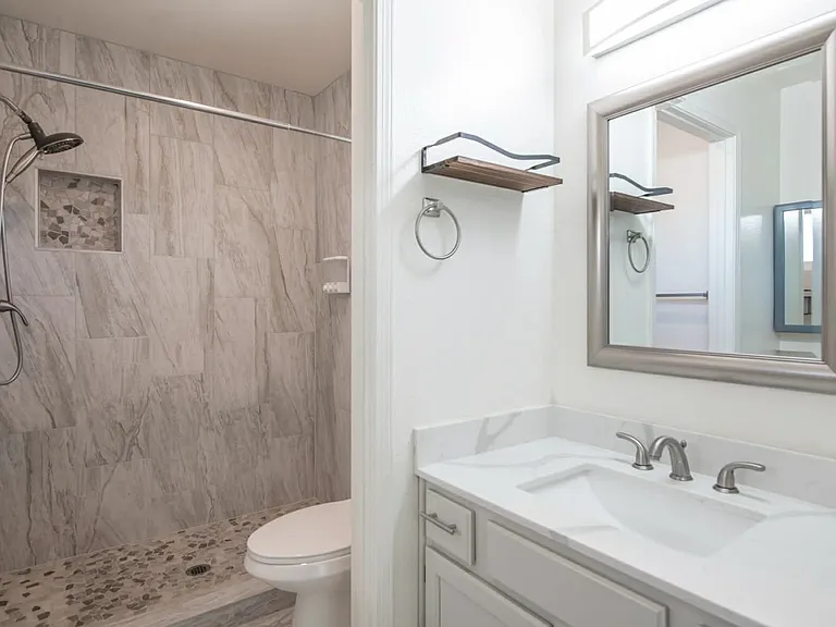 409 Longwood Dr NE — Photo 34