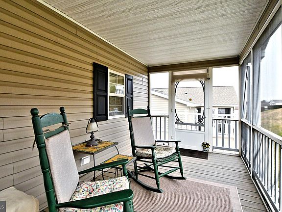 3rd image of 1015 Scenic View Dr