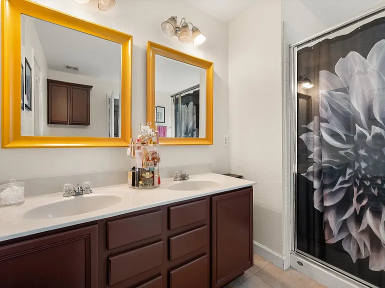 1315 Foster St — Photo 2