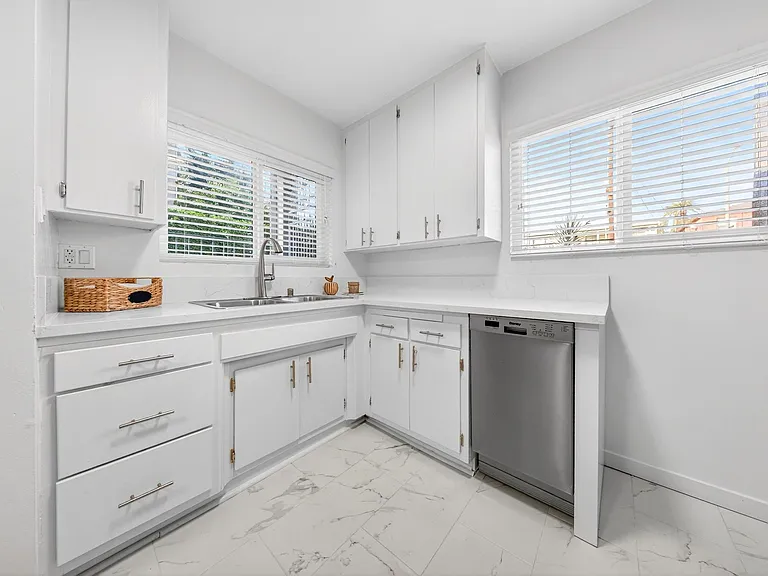 1815 N. Harvard Blvd — Photo 12