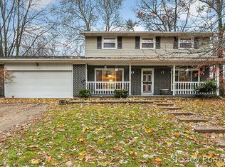 2358 Crestview Dr SW, Wyoming, MI 49519