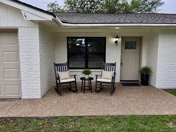 3rd image of 2402 Barak Ln