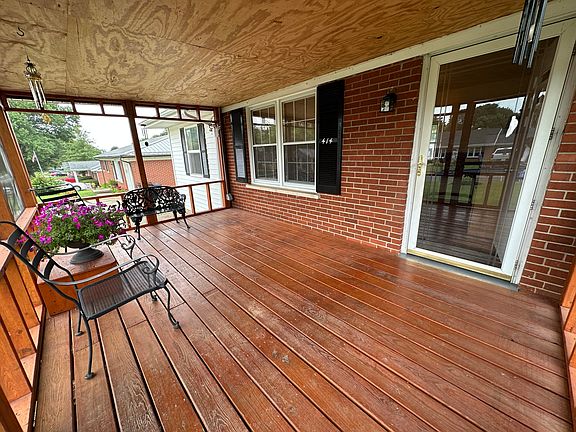 5th image of 414 Hume Dr