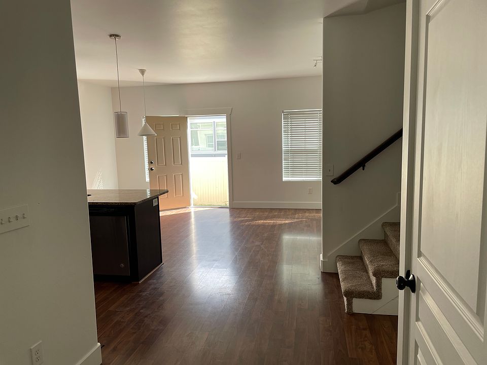 1st image of 1548 N Venetian Way