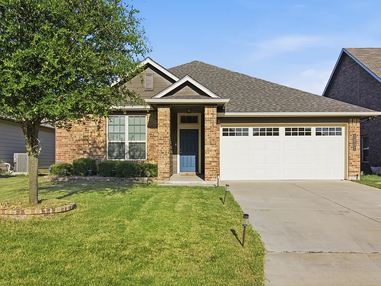 1207 Amber Dawn Dr — Photo 1