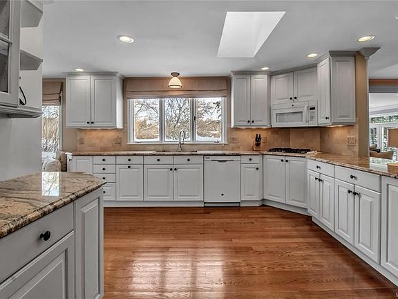 5th image of 15 Knollwood Ln